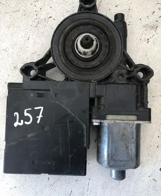 Volkswagen PASSAT B6 Front door window regulator motor 0130822451