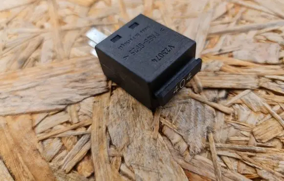 Volkswagen PASSAT B6 Other relay 7M0951253C