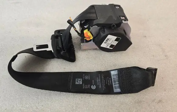 Volvo S90, V90 Middle seatbelt (rear) 39836054