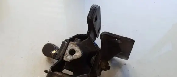 Mazda 6 Engine mount bracket