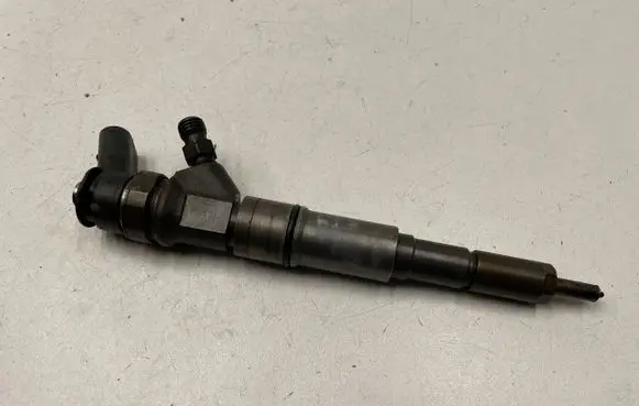BMW 5 E60 E61 Fuel injector 0445110212