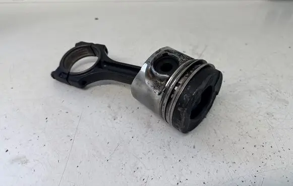 Opel Vivaro Piston with connecting rod 