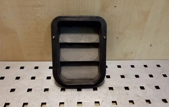 Quarter panel pressure vent