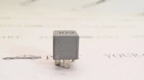 Volkswagen Golf IV Fuel pump relay 1J0906381A