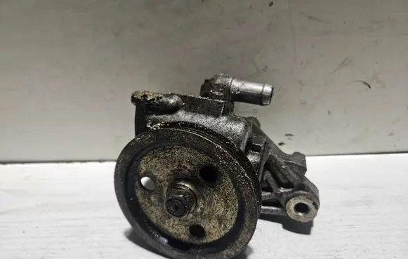 Honda Civic III Power steering pump P02617583R