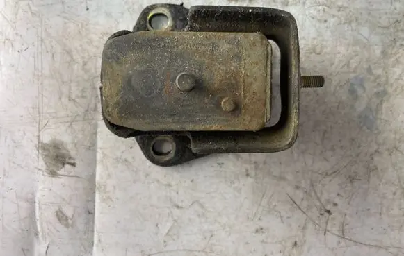 Mitsubishi Pajero Sport I Engine mount bracket Mr210868
