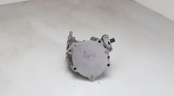 Audi A4 S4 B8 8K Vacuum pump 06J145100C