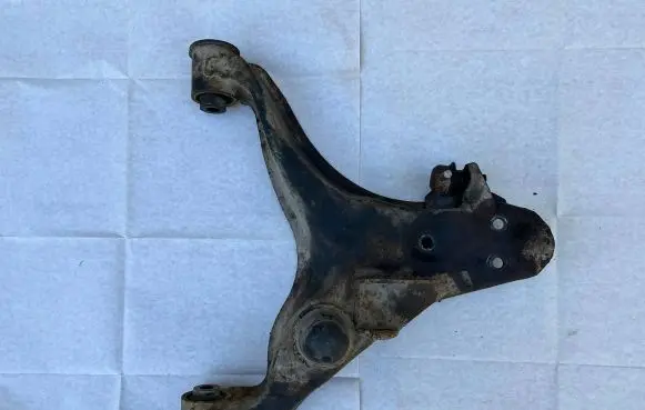 Mitsubishi Pajero Front lower control arm/wishbone MR496796