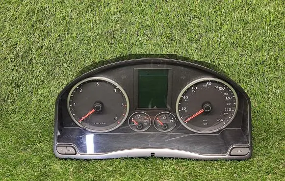 Volkswagen Tiguan Speedometer (instrument cluster) 5N0920970D