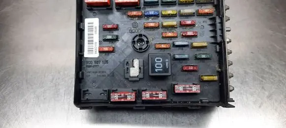 Volkswagen PASSAT B6 Fuse box set 3C0937125