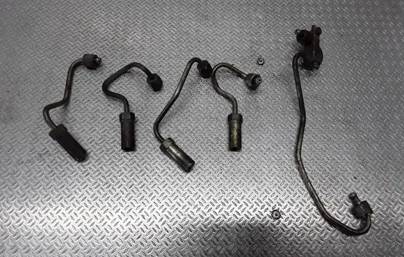 Fuel injector supply line/pipe