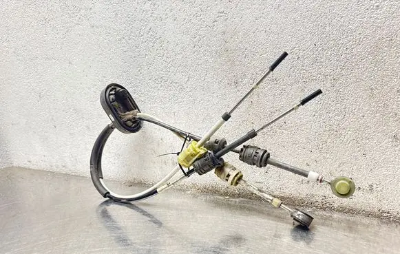 Opel Astra J Gear shift cable linkage 55563704
