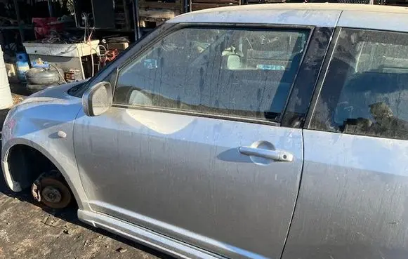 Suzuki Swift I Front door 