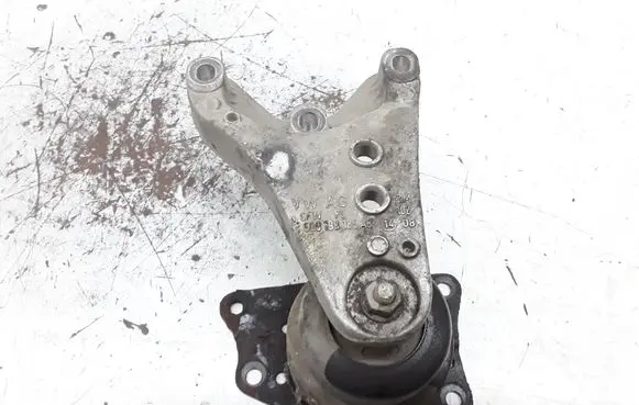 Volkswagen Polo IV 9N3 Engine mount bracket 6Q0199185AB