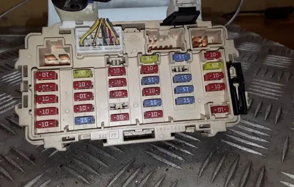 Nissan X-Trail T30 Fuse module NOCODE