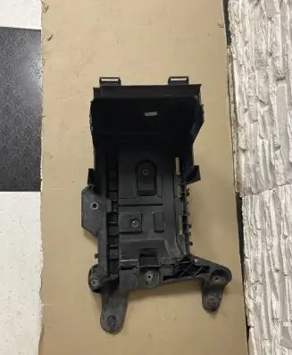 Volkswagen PASSAT B7 Battery tray 1K0915325B