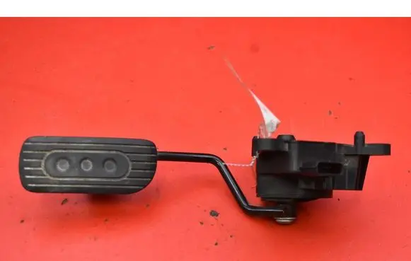 Accelerator throttle pedal