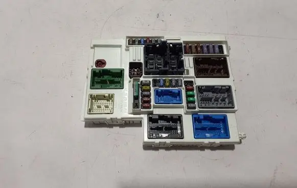 Peugeot 308 Fuse module 9849163880