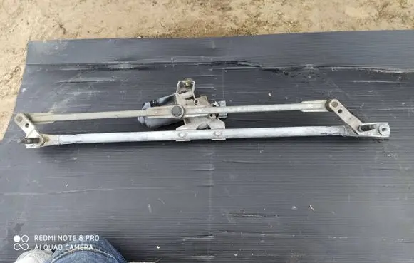 Land Rover Discovery 3 - LR3 Front wiper linkage and motor 9501242