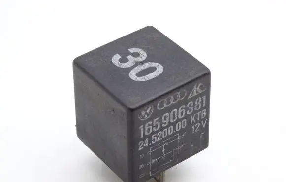 Volkswagen Golf IV Other relay 165906381