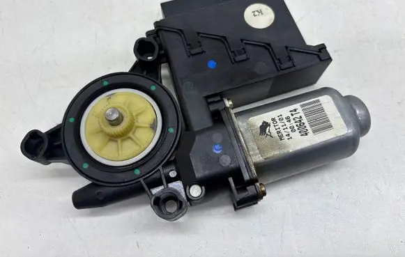 Volkswagen Polo Front door window regulator motor 6Q2959801A