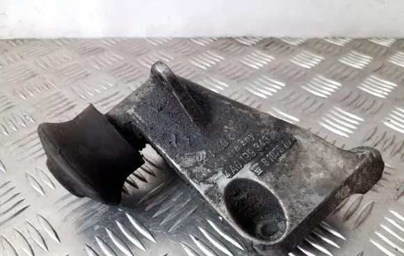 Engine mounting bracket