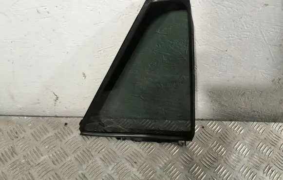 Toyota Avensis T270 Rear vent window glass 6812305110 6818805070C61