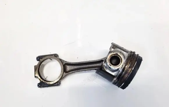 Mitsubishi Outlander Piston with connecting rod