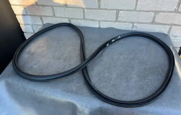 Volvo S90, V90 Front door rubber seal 31371589