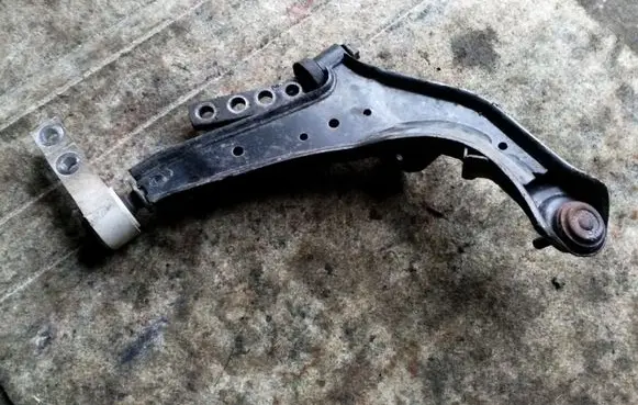Nissan Almera Tino Front lower control arm/wishbone