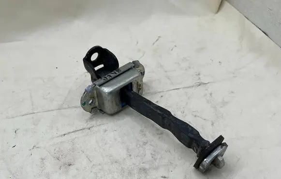 Nissan Qashqai Rear glass lock/latch C573 824301HB0A