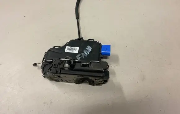 Skoda Fabia Mk2 (5J) Front door lock 3B1837016CE CZWL3A01207 PA666304