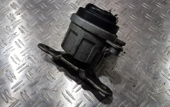 Ford Mondeo Mk III Engine mount bracket