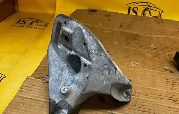 Cadillac Escalade Engine mounting bracket 23371027 84046829