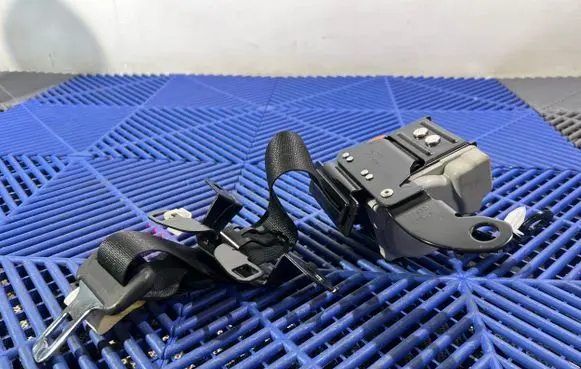 Toyota Prius+ (ZVW40) Middle seatbelt (rear) 1075389 T9Y01