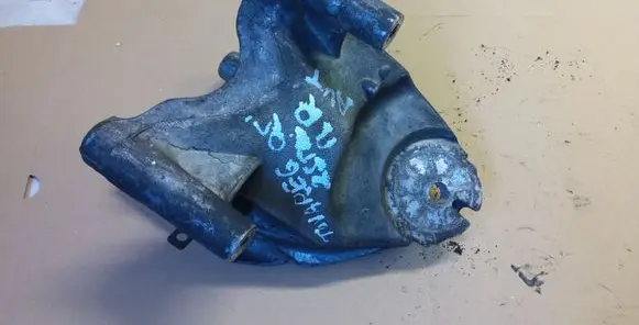 Volkswagen Touareg I Engine mounting bracket 070199308A