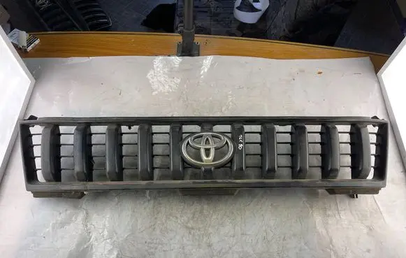 Toyota Land Cruiser (HDJ90) Front bumper upper radiator grill 5310060030 53100600304050