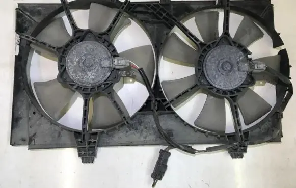 Chrysler Neon II Radiator cooling fan shroud