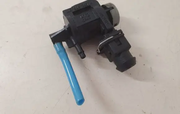 Audi A8 S8 D2 4D Turbo solenoid valve 1J0906283A