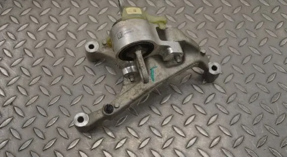 Engine mounting bracket