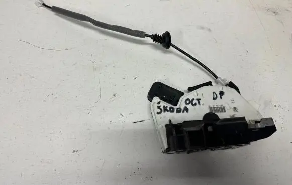 Skoda Octavia Mk3 (5E) Front door lock 5E1837016A