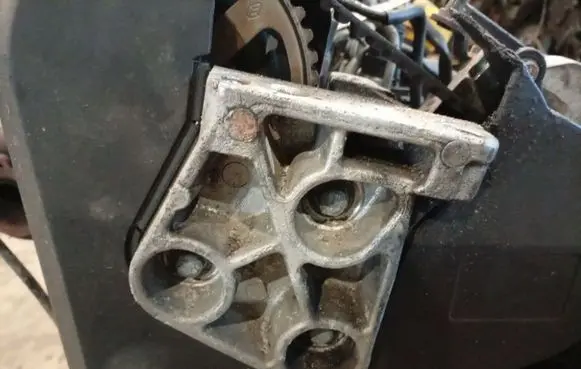Nissan Primera Engine mounting bracket