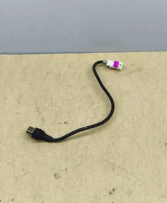 Mercedes-Benz E W212 USB socket connector A1728200515