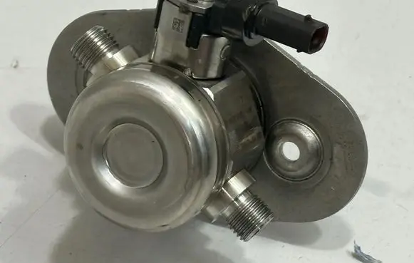 BMW 3 F30 F35 F31 Mechanical fuel pump 8621084 7642466