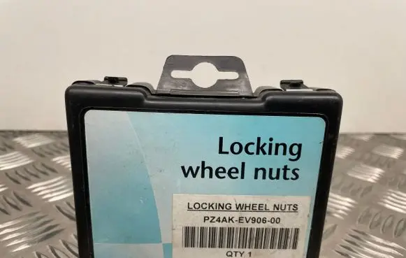 Toyota Avensis T270 Anti-theft wheel nuts and lock PZ4AKEV906