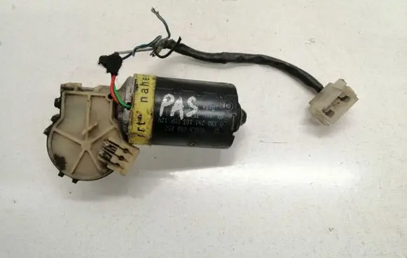 Volkswagen PASSAT B3 Wiper motor 0390241103