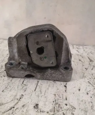 Volvo V70 Engine mount bracket