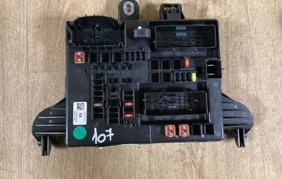 Opel Insignia A Fuse module 13277317