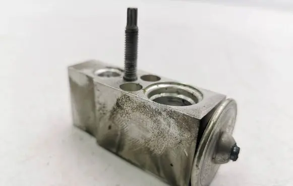 Chrysler 300 - 300C Air conditioning (A/C) expansion valve F9196G803