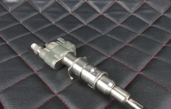 BMW 3 E90 E91 Fuel injector 7589048